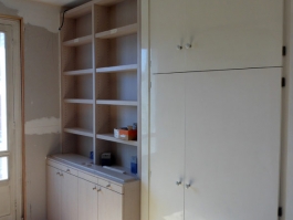 Fabrication et pose d\'une bibliothèque sur mesure dans un appartement en rénovation