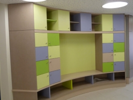 Conception, fabrication et pose d\'un meuble de rangement pour une école maternelle