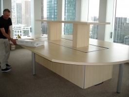 table-de-conference-technique-pour-incorporation-pc-central